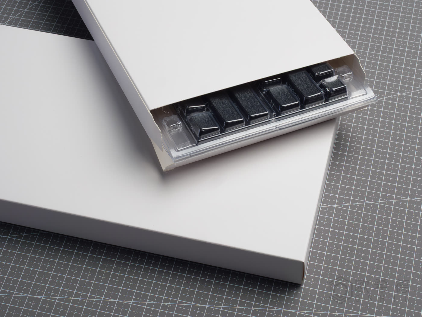 Retail white-box keycap packaging with a clear blister tray holding the keycaps, by OSHID